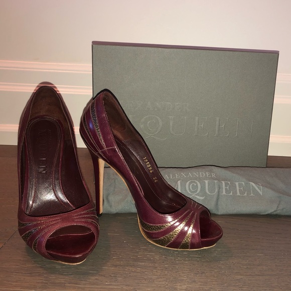 Alexander McQueen Tiger Scratch Peep Toe Pumps - Picture 5 of 7